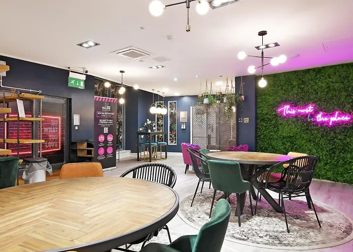 Deluxe City Centre Studio Apartment With Balcony & City Views - Free Wifi Netflix, Gym Access - Westone