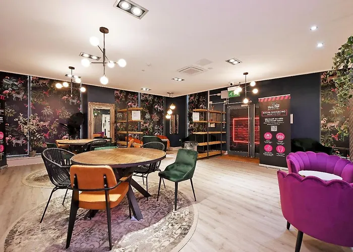 Deluxe City Centre Studio Apartment With Balcony & City Views - Free Wifi Netflix, Gym Access - Westone